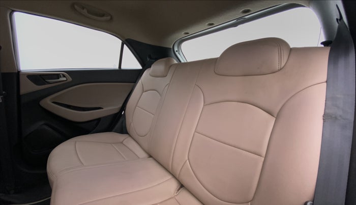 2017 Hyundai Elite i20 SPORTZ 1.4, Diesel, Manual, 73,375 km, Right Side Door Cabin View