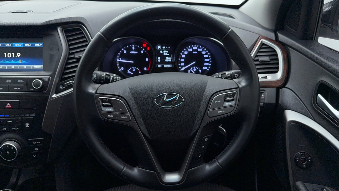 2016 Hyundai Santa Fe Active Crdi (4x4), Automatic, 233425 km, Steering Wheel Close-up