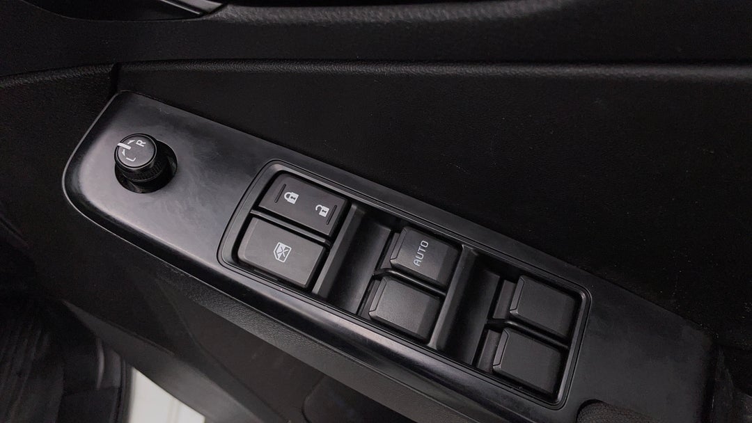 2021 Isuzu D-MAX Sx (4x4), Automatic, 99691 km, Drivers Side Door Panel Controls