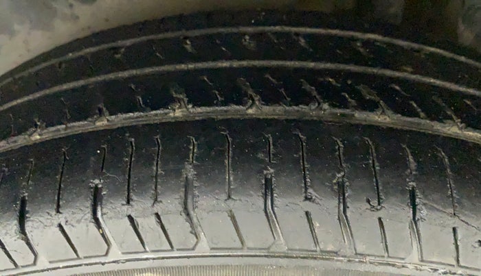 2012 Maruti Swift VXI, CNG, Manual, 86,899 km, Left Rear Tyre Tread
