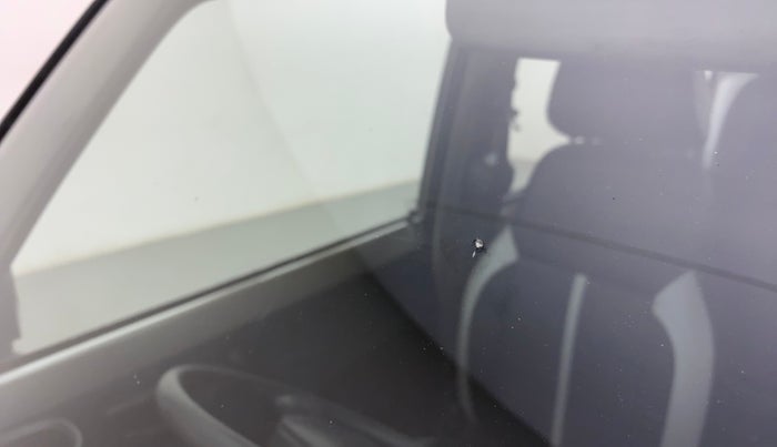 2016 Maruti OMNI E 8 STR, Petrol, Manual, 62,841 km, Front windshield - Minor spot on windshield