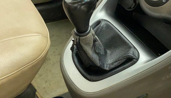 2012 Hyundai i10 ERA 1.1, Petrol, Manual, 1,04,035 km, Gear lever - Boot cover slightly torn