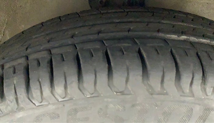 2010 Maruti A Star VXI, Petrol, Manual, 47,148 km, Right Front Tyre Tread