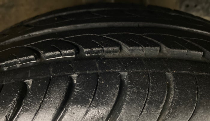 2018 Hyundai Eon SPORTZ, Petrol, Manual, 13,944 km, Right Front Tyre Tread