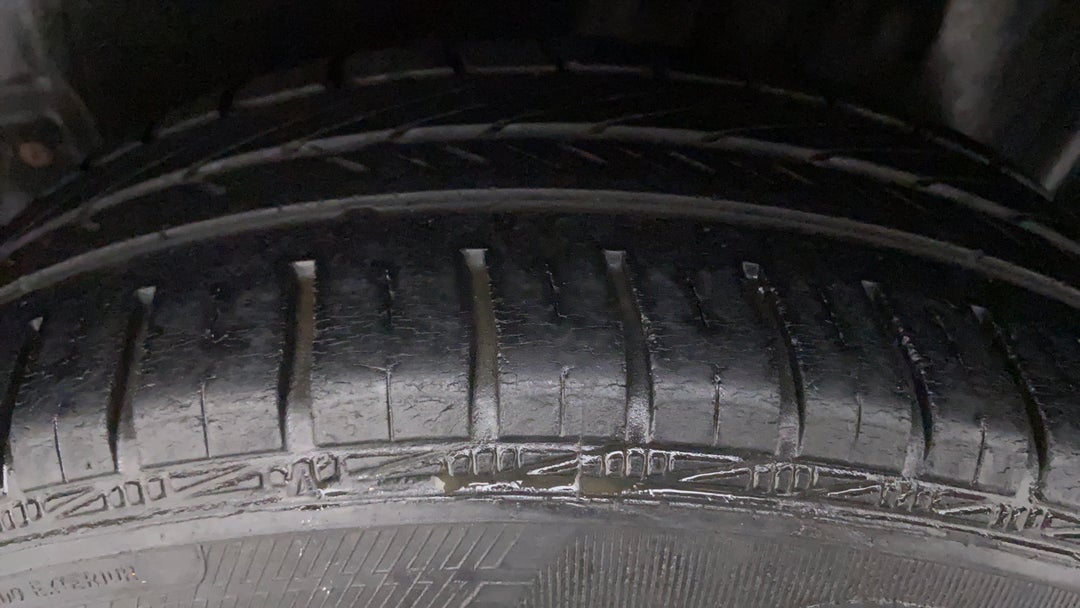 Right Front Tyre Tread