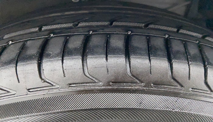 2017 Maruti Ertiga ZDI PLUS SHVS, Diesel, Manual, 83,971 km, Right Front Tyre Tread