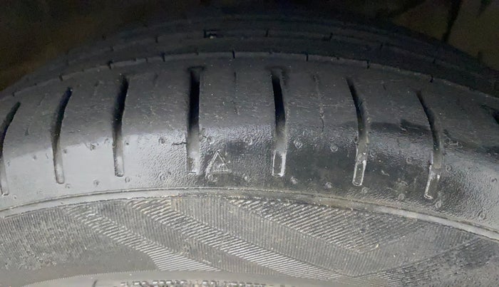 2019 Maruti Ciaz ALPHA 1.5 SHVS PETROL, Petrol, Manual, 52,040 km, Right Front Tyre Tread