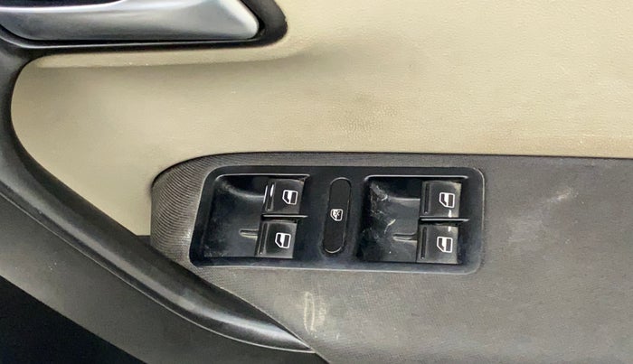 2013 Volkswagen Polo HIGHLINE1.2L, Petrol, Manual, 29,549 km, Right front window switch / handle - Power window makes minor noise