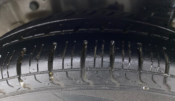 2015 Hyundai Eon ERA PLUS, CNG, Manual, 90,023 km, Left Rear Tyre Tread