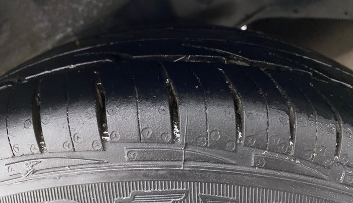 2015 Hyundai Eon ERA PLUS, CNG, Manual, 90,023 km, Right Rear Tyre Tread