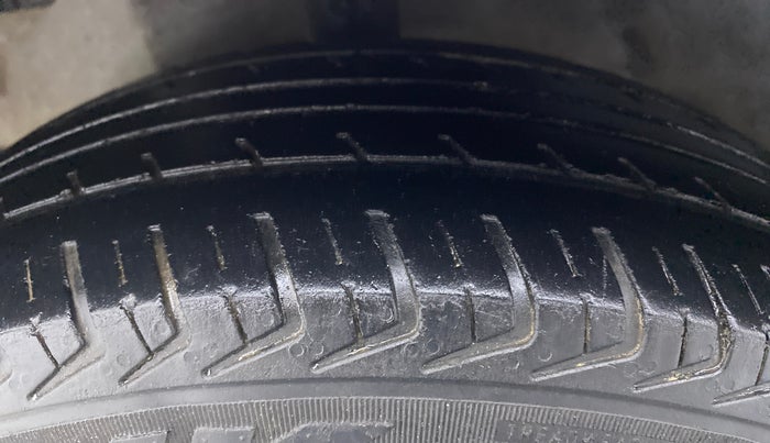 2015 Hyundai Eon ERA PLUS, CNG, Manual, 90,023 km, Left Front Tyre Tread