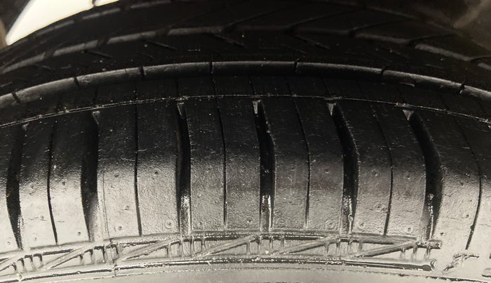 2014 Hyundai Eon SPORTZ, Petrol, Manual, 51,074 km, Right Rear Tyre Tread