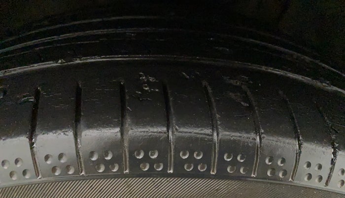 2016 Maruti Ertiga VXI CNG, CNG, Manual, 97,999 km, Right Front Tyre Tread
