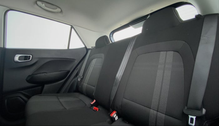 2020 Hyundai VENUE S MT 1.2 KAPPA, Petrol, Manual, 72,825 km, Right Side Rear Door Cabin