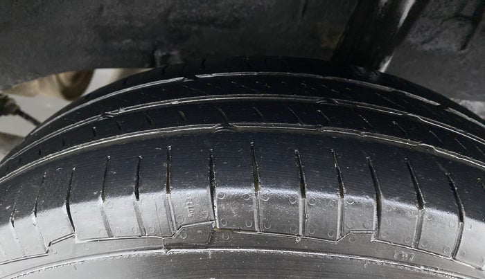 2016 Renault Kwid RXT, Petrol, Manual, 93,211 km, Left Rear Tyre Tread