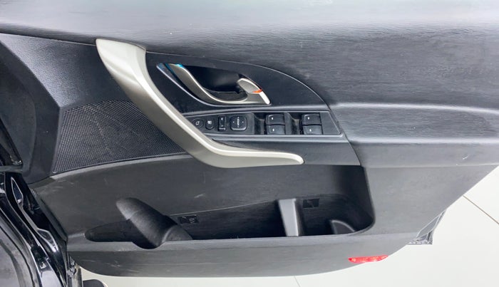 2019 Mahindra XUV500 W9, Diesel, Manual, 29,839 km, Driver Side Door Panels Control