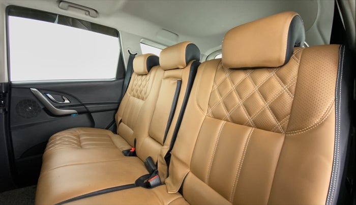 2019 Mahindra XUV500 W9, Diesel, Manual, 29,839 km, Right Side Rear Door Cabin