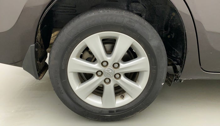 2018 Toyota Corolla Altis G DIESEL, Diesel, Manual, 1,02,279 km, Right Rear Wheel