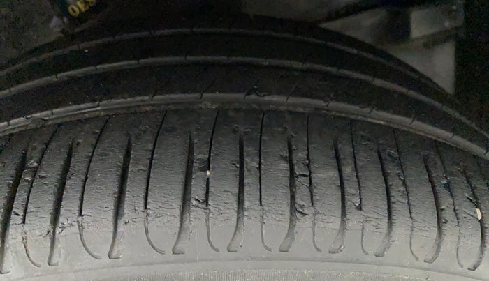 2018 Toyota Corolla Altis G DIESEL, Diesel, Manual, 1,02,279 km, Right Front Tyre Tread