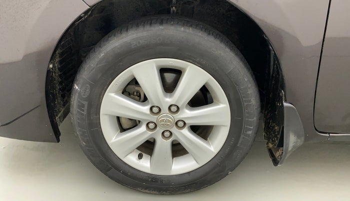 2018 Toyota Corolla Altis G DIESEL, Diesel, Manual, 1,02,279 km, Left front tyre - Minor crack