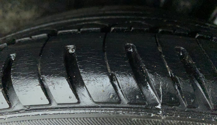 2014 Hyundai Xcent S (O) 1.2, Petrol, Manual, 1,12,986 km, Left Rear Tyre Tread