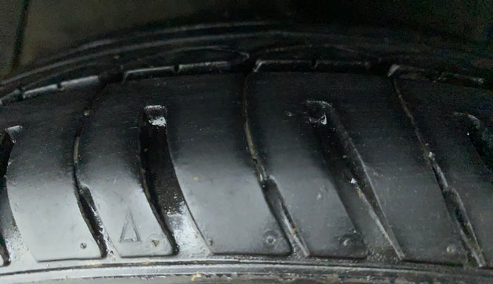 2014 Hyundai Xcent S (O) 1.2, Petrol, Manual, 1,12,986 km, Right Rear Tyre Tread
