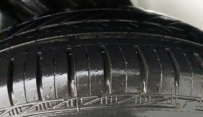2017 Maruti Swift VXI, Petrol, Manual, 14,486 km, Left Rear Tyre Tread