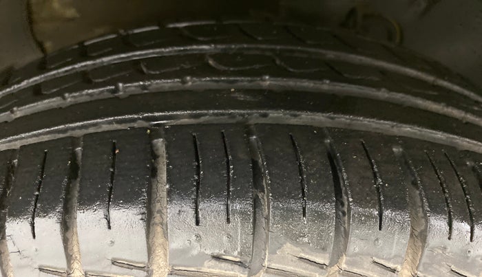 2010 Volkswagen Beetle 2.0 AT, Petrol, Automatic, 13,268 km, Left Front Tyre Tread