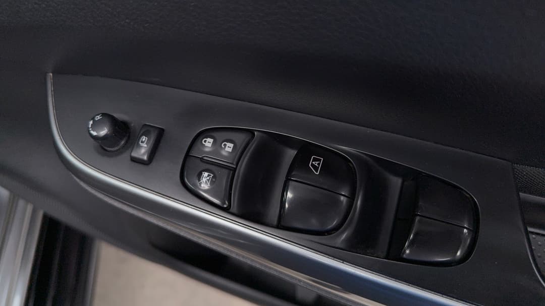 2021 Nissan Navara St (4x4), Automatic, 94583 km, Drivers Side Door Panel Controls