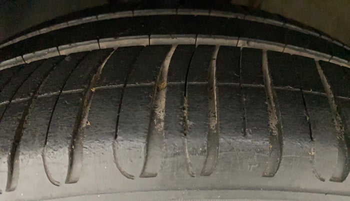 2014 Volkswagen Vento HIGHLINE DIESEL 1.6, Diesel, Manual, 83,566 km, Left Front Tyre Tread