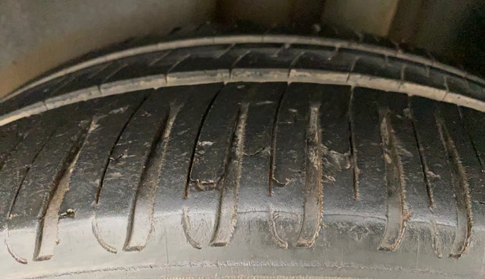 2014 Volkswagen Vento HIGHLINE DIESEL 1.6, Diesel, Manual, 83,566 km, Left Rear Tyre Tread
