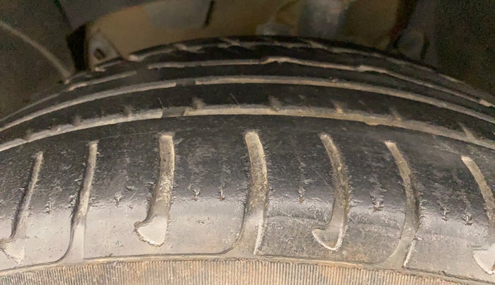 2017 Renault Duster 85 PS RXS MT DIESEL, Diesel, Manual, 1,06,068 km, Left Front Tyre Tread