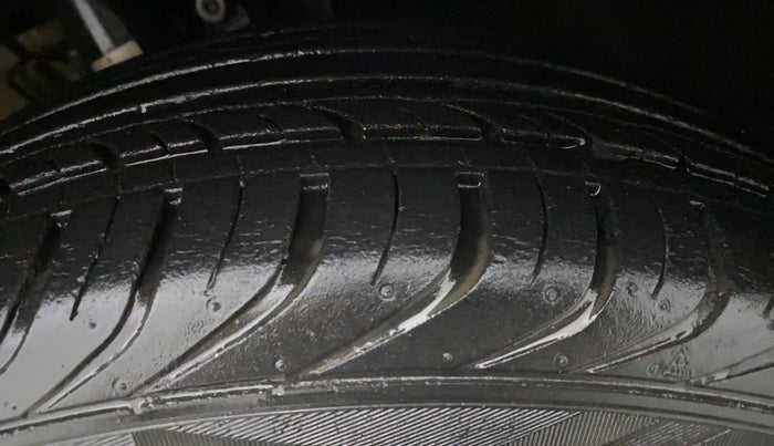 2015 Skoda Rapid AMBITION 1.6 MPI MT PLUS, Petrol, Manual, 39,337 km, Left Front Tyre Tread
