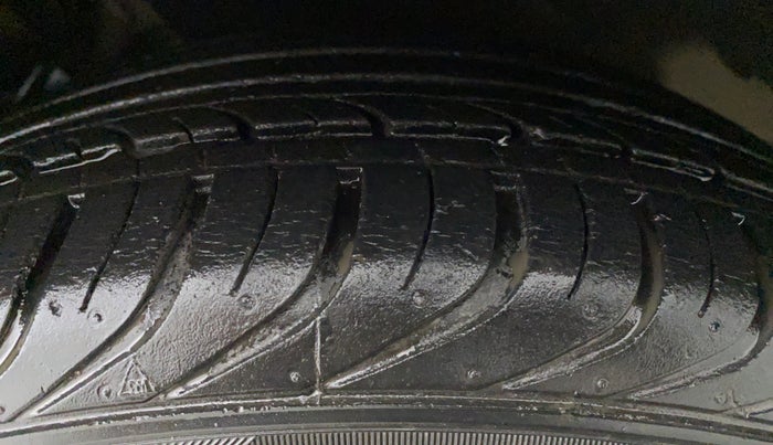 2015 Skoda Rapid AMBITION 1.6 MPI MT PLUS, Petrol, Manual, 39,337 km, Left Rear Tyre Tread