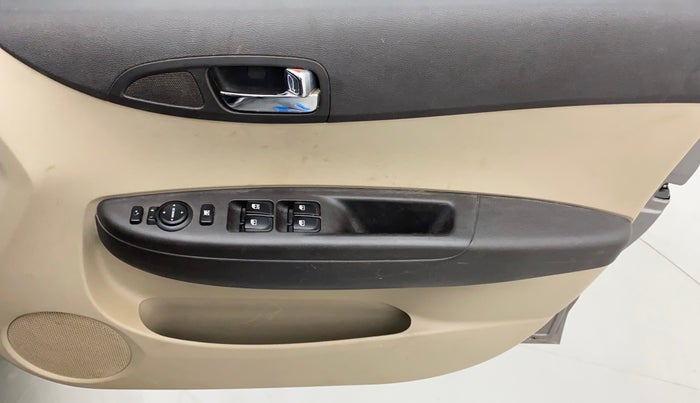 2013 Hyundai i20 MAGNA (O) 1.2, Petrol, Manual, 33,971 km, Driver Side Door Panels Control