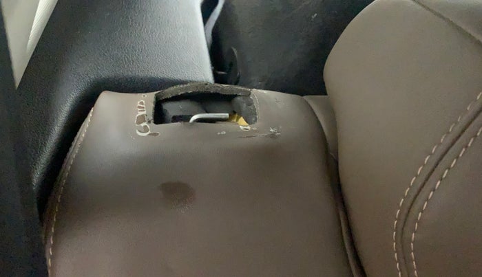 2019 Tata Harrier XZ 2.0L, Diesel, Manual, 88,244 km, Second-row right seat - Seat adjuster lever broken but working