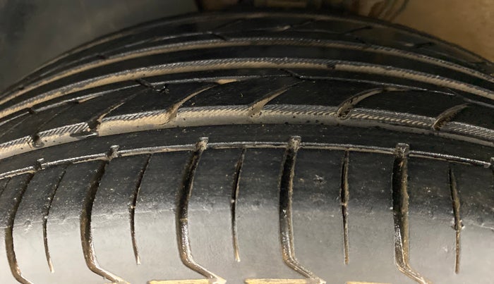 2016 Volkswagen Ameo HIGHLINE 1.2, Petrol, Manual, 46,340 km, Left Front Tyre Tread