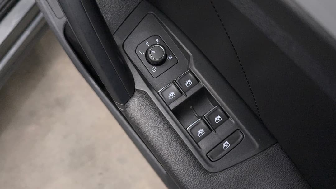 2018 Volkswagen Tiguan 132 Tsi Comfortline, Automatic, 85262 km, Drivers Side Door Panel Controls