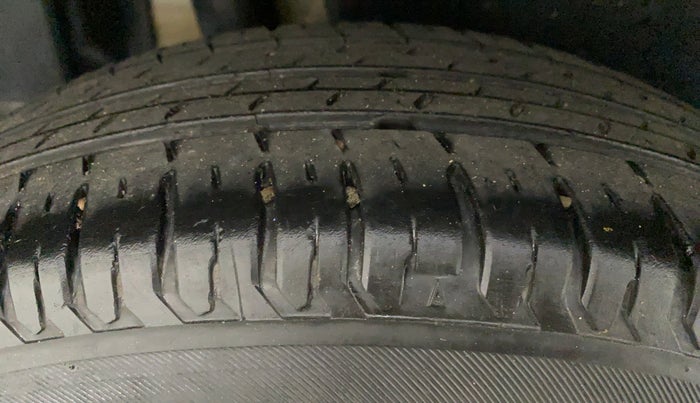 2018 Maruti Dzire VDI, Diesel, Manual, 26,836 km, Right Rear Tyre Tread