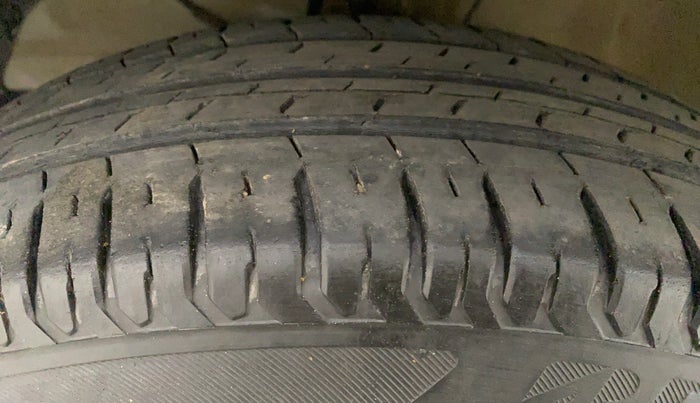 2018 Maruti Dzire VDI, Diesel, Manual, 26,836 km, Left Front Tyre Tread