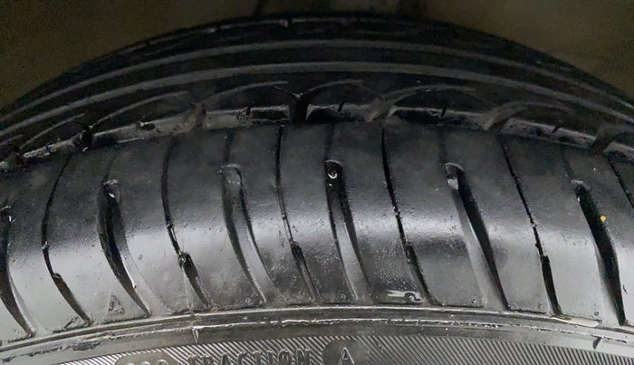 2010 Maruti Swift ZXI D, Petrol, Manual, 47,951 km, Left Front Tyre Tread