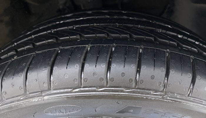 2015 Hyundai Elite i20 SPORTZ (O) 1.2, CNG, Manual, 57,938 km, Right Front Tyre Tread