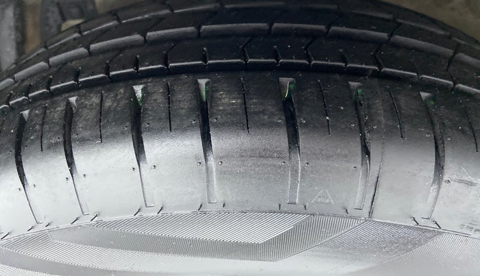 2017 Maruti Ciaz VDI+ SHVS, Diesel, Manual, 74,259 km, Left Front Tyre Tread