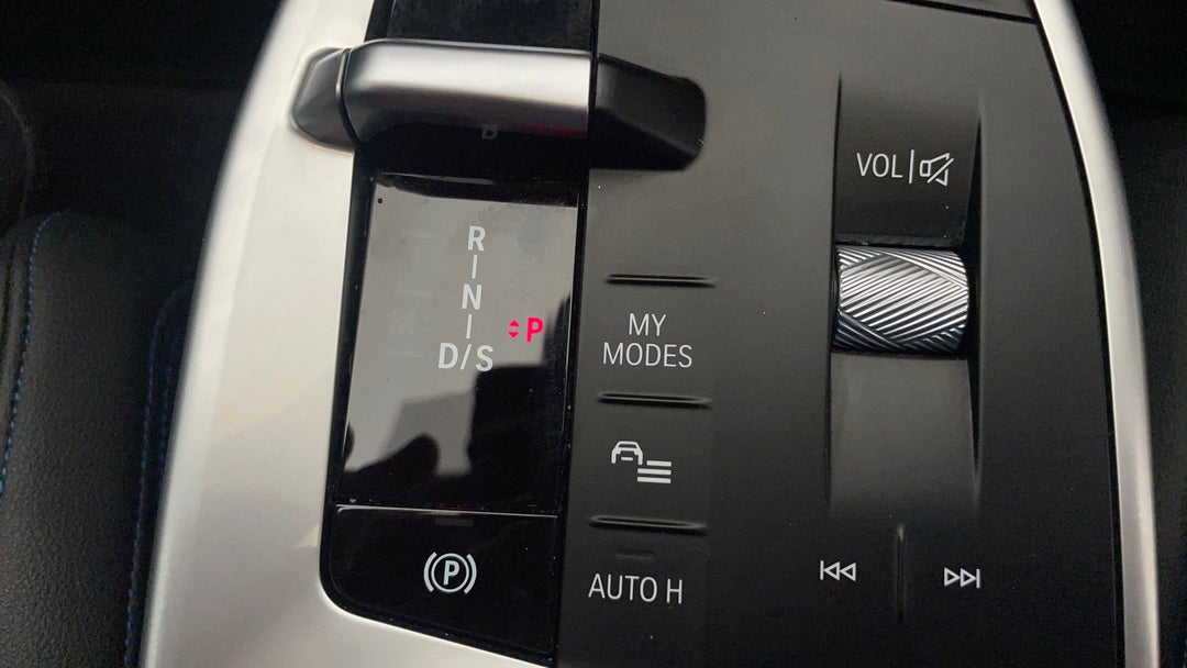 2023 BMW X1 xDrive20i M Sport, Automatic, 30578 km, Gear Lever 