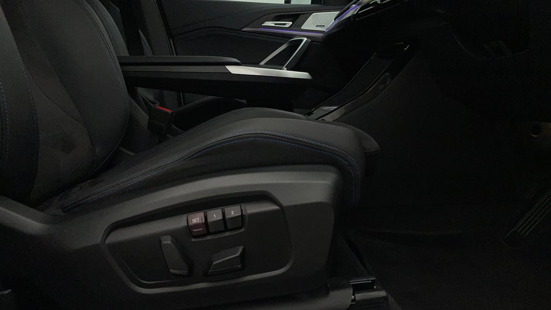 2023 BMW X1 xDrive20i M Sport, Automatic, 30578 km, Drivers Side Adjustment Panel