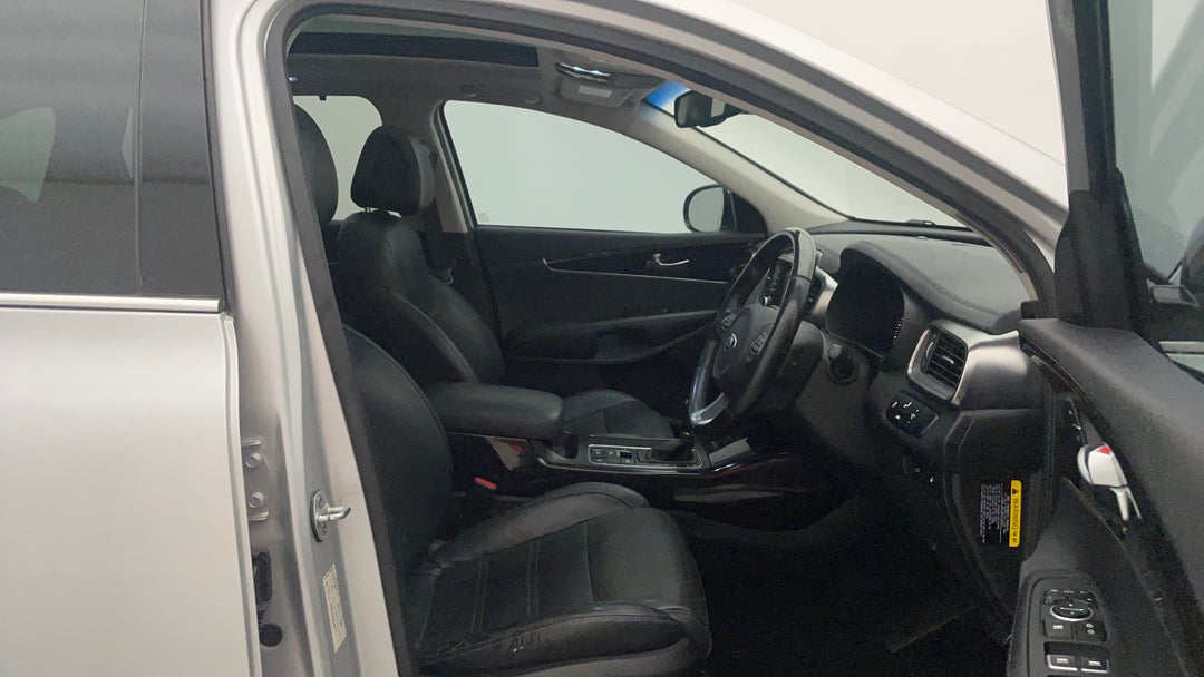 2016 Kia Sorento Platinum (4x4), Automatic, 139328 km, Right Side Front Door Cabin View