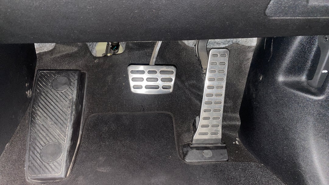 2016 Kia Sorento Platinum (4x4), Automatic, 139328 km, Pedals and Footmat