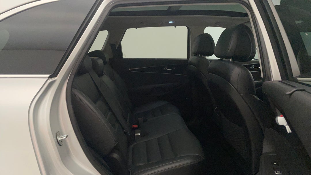 2016 Kia Sorento Platinum (4x4), Automatic, 139328 km, Right Side Rear Door Cabin View