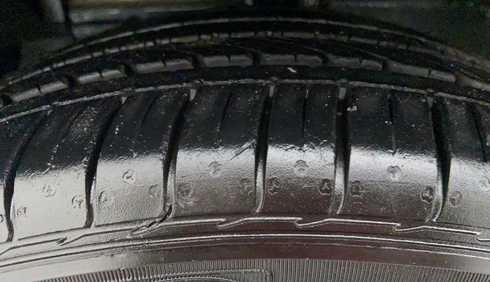 2019 Maruti Ciaz ALPHA 1.5 AT SHVS, Petrol, Automatic, 17,926 km, Left Front Tyre Tread