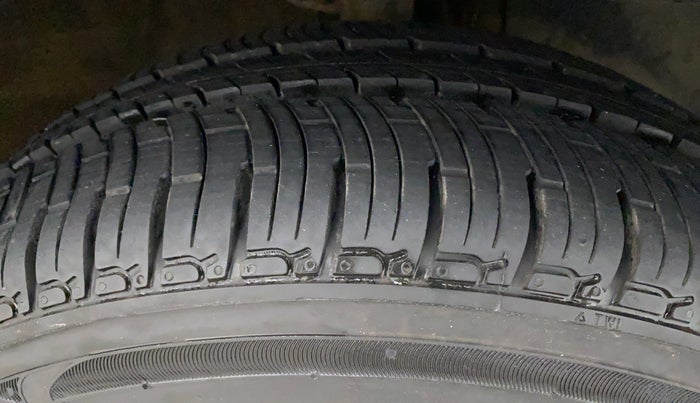 2016 Mahindra Kuv100 K4 6 STR, Petrol, Manual, 54,428 km, Right Front Tyre Tread